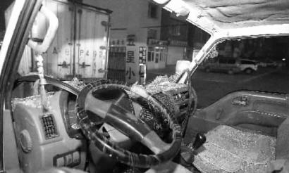 车窗玻璃被砸碎 本组图片 新文化记者 蒋盛松 摄 