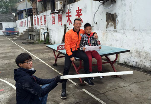 郑恺与小朋友合照