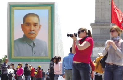 天安门广场上的巨幅中山先生像。（资料图片） 京华时报记者 范继文 摄