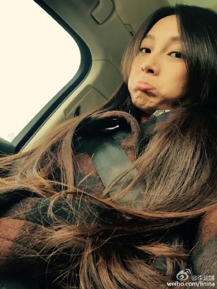李妮娜晒噘嘴卖萌照