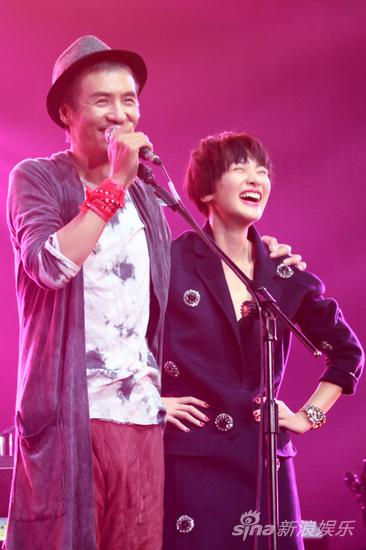 吴晓敏登台为朴树献生日蛋糕