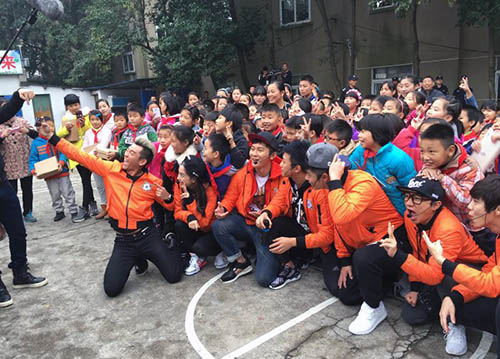 郑恺与众人自拍