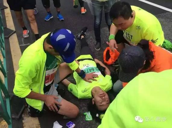 蓝色帽子即为Dan