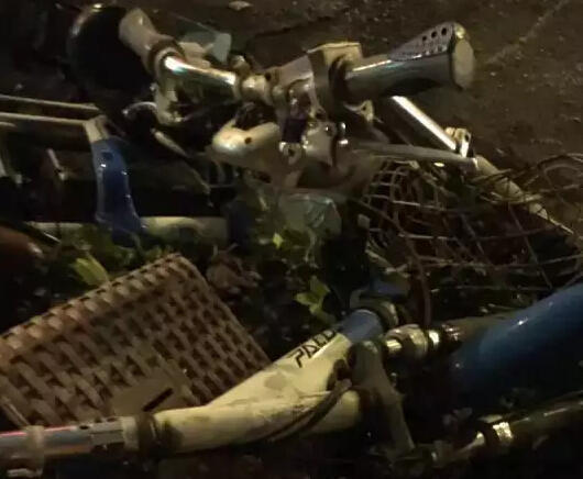 上海小轿车连撞多人 已致2死8伤