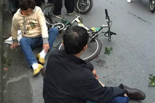 上海小轿车连撞多人 已致2死8伤