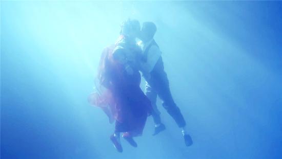 杨志刚跳海救杨紫