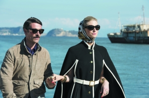 女反派伊丽莎白强大气场hold住斗篷长裙。