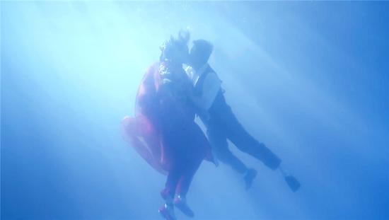 杨紫杨志刚海中吻戏