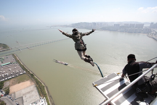 劳拉扮演者挑战蹦极世界纪录