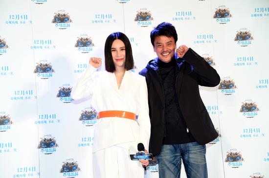 孙导与尚雯婕一同“么么哒”