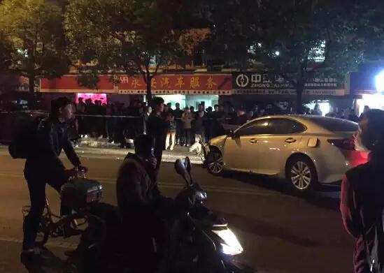 上海小轿车连撞多人 已致2死8伤