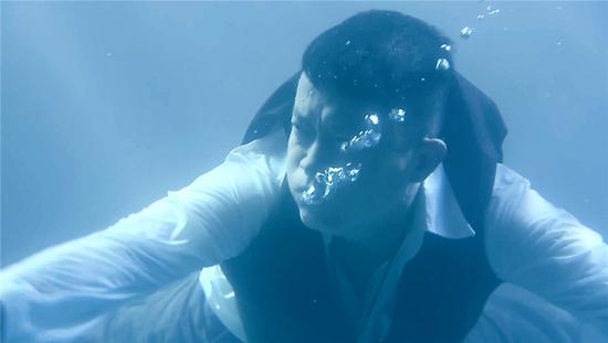 杨志刚跳进海里救杨紫