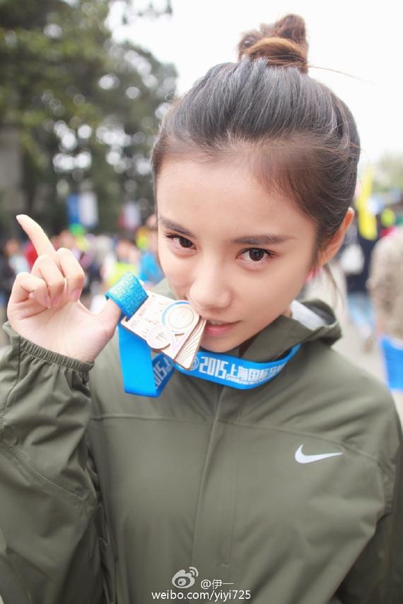 伊一晒上马完赛照片