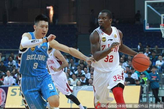 孙悦对裁判表示不满