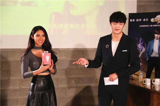 杨惠麟为现场媒体和粉丝送上礼物