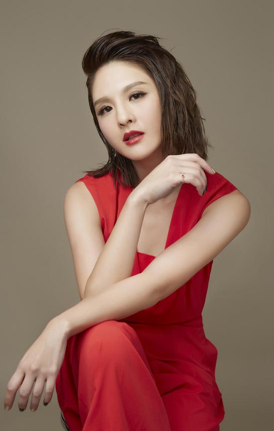 郭静不认小杰称忘年交 出现绯闻家人放心