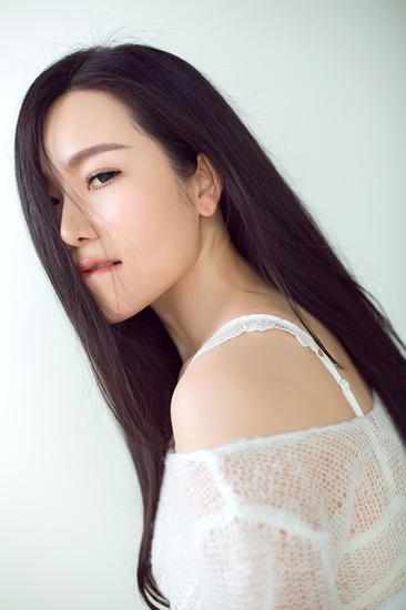 想出国去完成自己的留学梦,但一切都被父亲生的一场病打破了",蒋静说