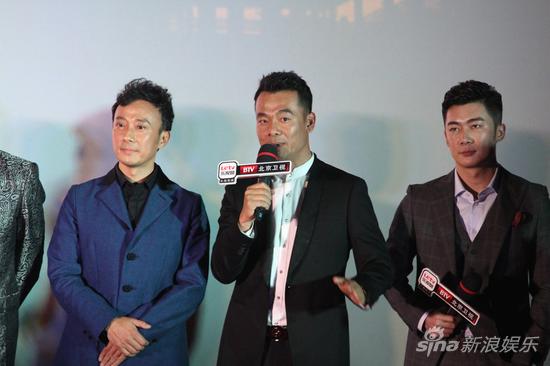 宋佳伦与粉丝亲切互动