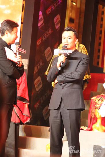 宋佳伦与主持人亲切互动