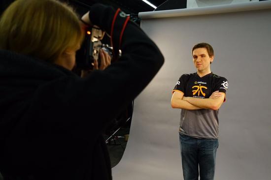 德国主场作战的Black看起来非常严肃