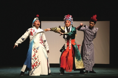 京剧《浮士德》演出照。