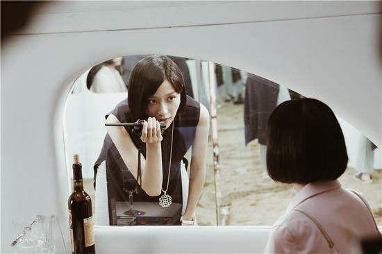 田原片场拿对讲机与工作人员沟通