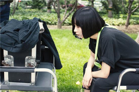 田原监视器前认真观察