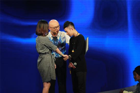 陈斯毅与女观众互动