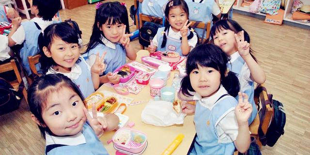 幼儿园尿尿难:娃裸下体上厕所