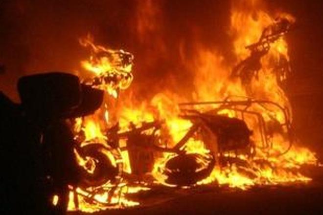 电动车充电起火8间库房火烧连营