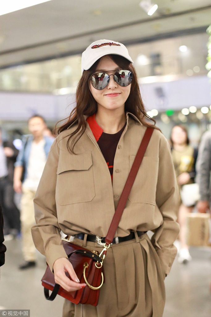 唐嫣穿工装连体裤气势足 摘口罩露笑秒变甜心小姐姐