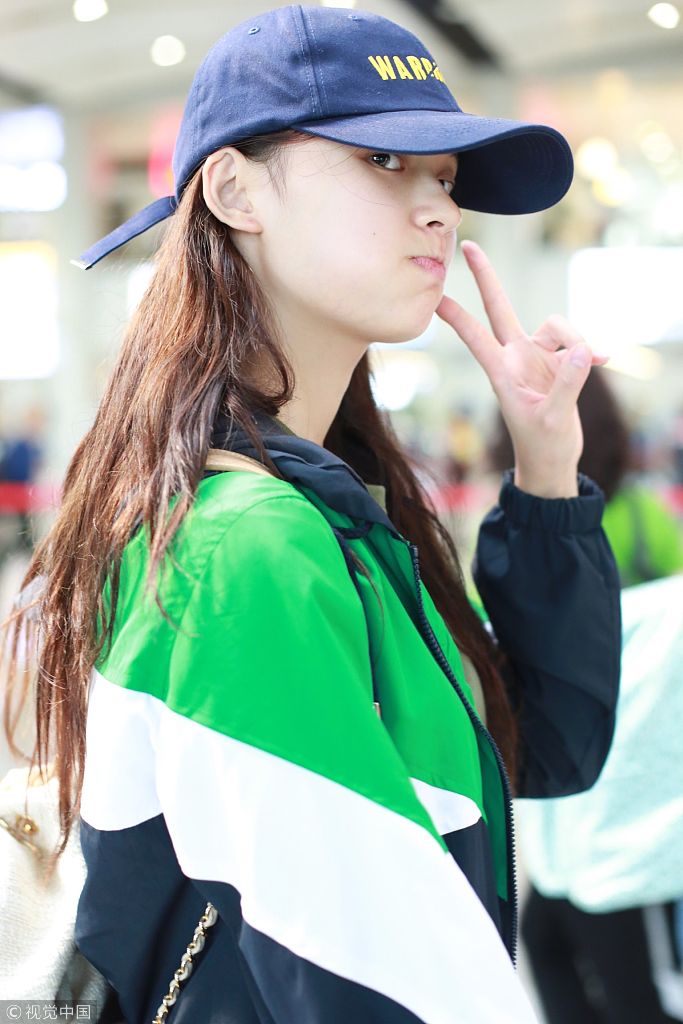 林允鼓嘴露酒窝比v爱卖萌 甩肉14斤后开心"忙着可爱"_新浪看点