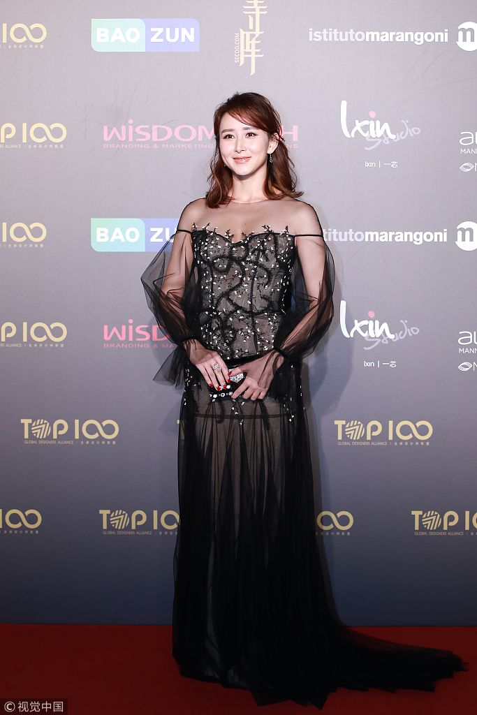 top100外滩时尚盛典红毯 阔太胡静黑色纱裙香肩隐现女人味十足