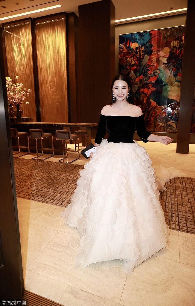 余晚晚现身metgala盛典大气优雅成metgala委员会最年轻华人成员