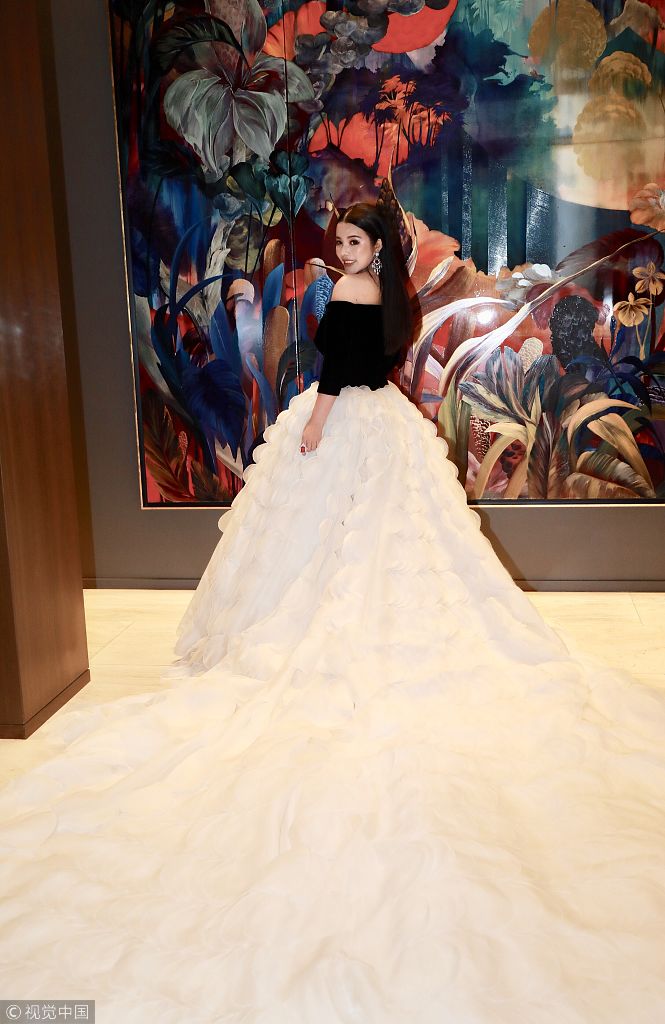 余晚晚现身met gala盛典大气优雅    成met gala委员会最年轻华人成员