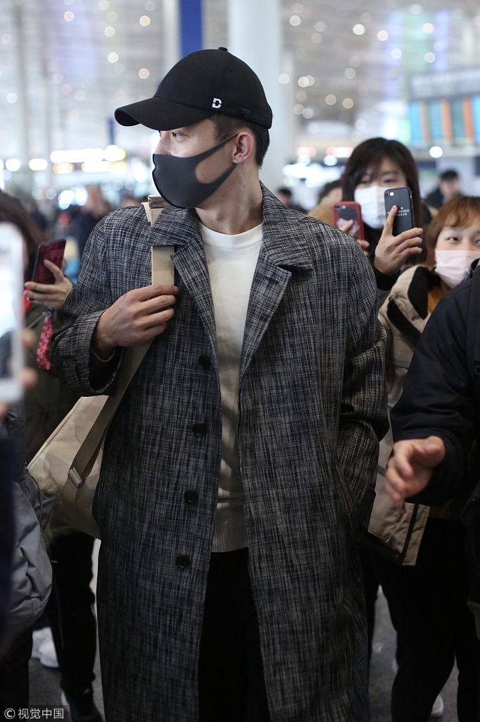 人气爆棚晋升30亿票房男主之一黄景瑜现身机场变身行走的画报