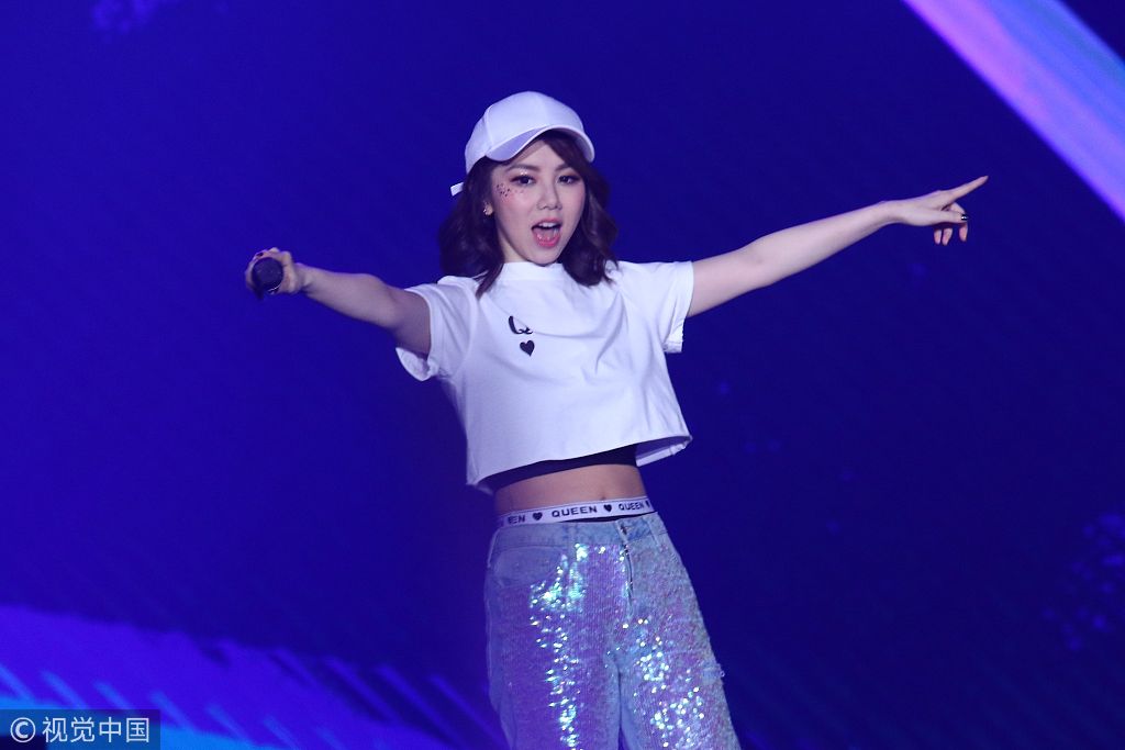 邓紫棋感慨一年巡演唱数首经典歌曲 现场自爆开唱前大哭15分钟_新浪