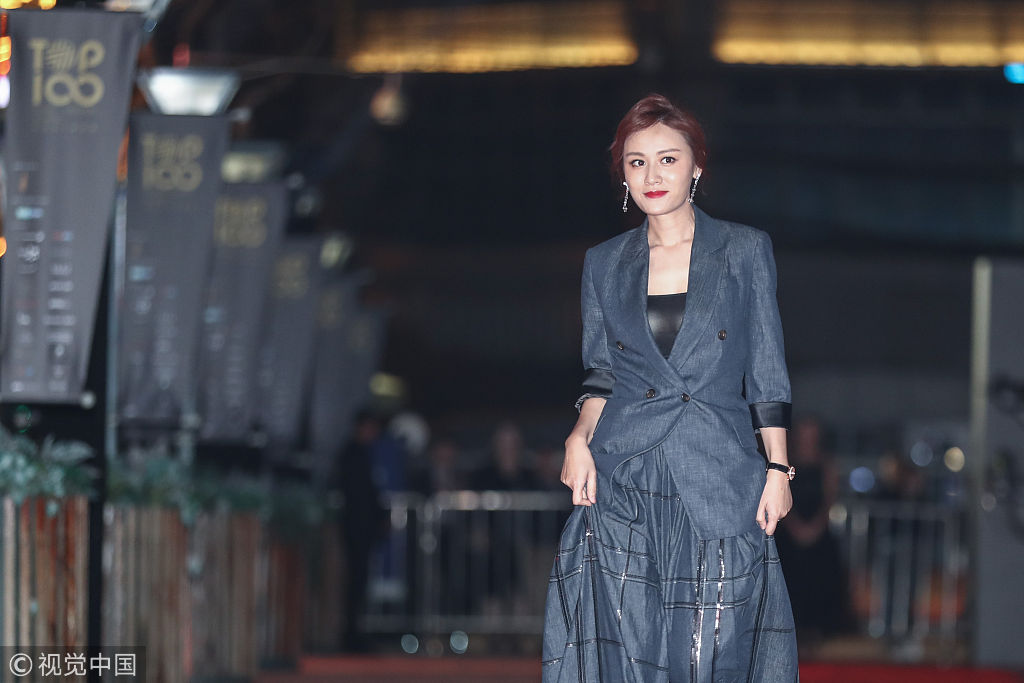 邦女郎古欣娜塔亮相top100外滩时尚盛典红毯 辣妈叶一