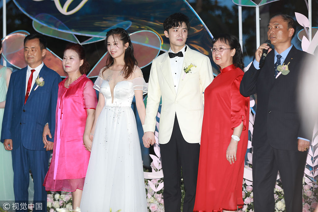 细节感人颖儿获父亲挽手登上婚礼殿堂付辛博深情等待新娘