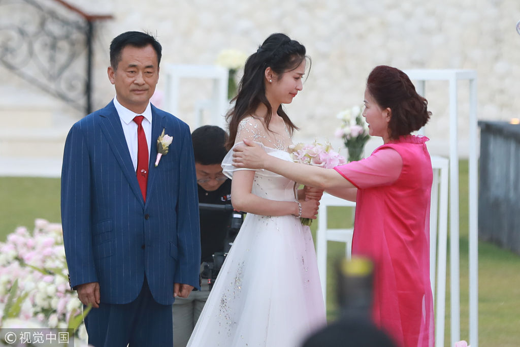 细节感人颖儿获父亲挽手登上婚礼殿堂付辛博深情等待新娘