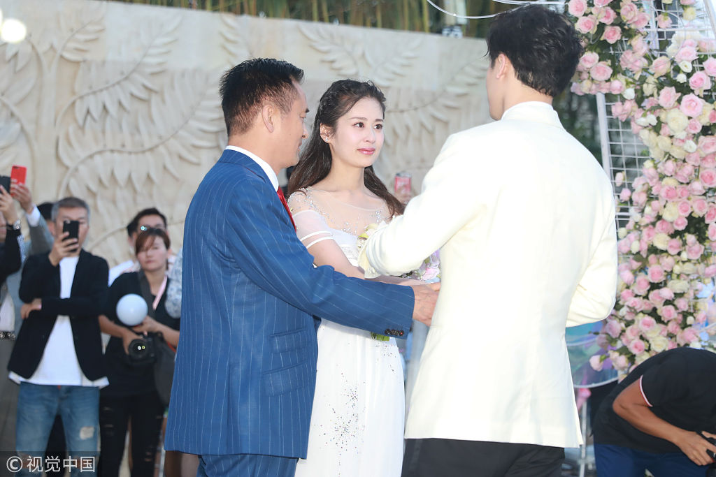 细节感人颖儿获父亲挽手登上婚礼殿堂付辛博深情等待新娘