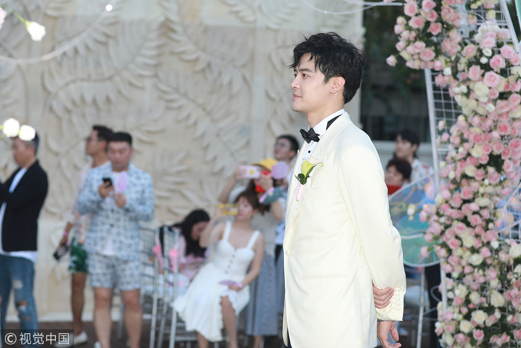 细节感人颖儿获父亲挽手登上婚礼殿堂付辛博深情等待新娘