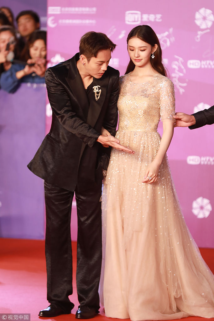 超绅士的战神陈伟霆走红毯全程护花林允