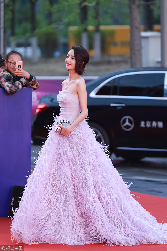 佟丽娅受邀担当"天坛女神" 梦幻羽毛裙惊艳众人