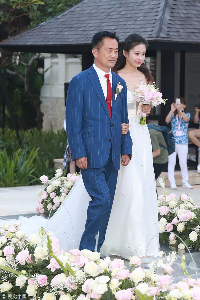 细节感人颖儿获父亲挽手登上婚礼殿堂付辛博深情等待新娘