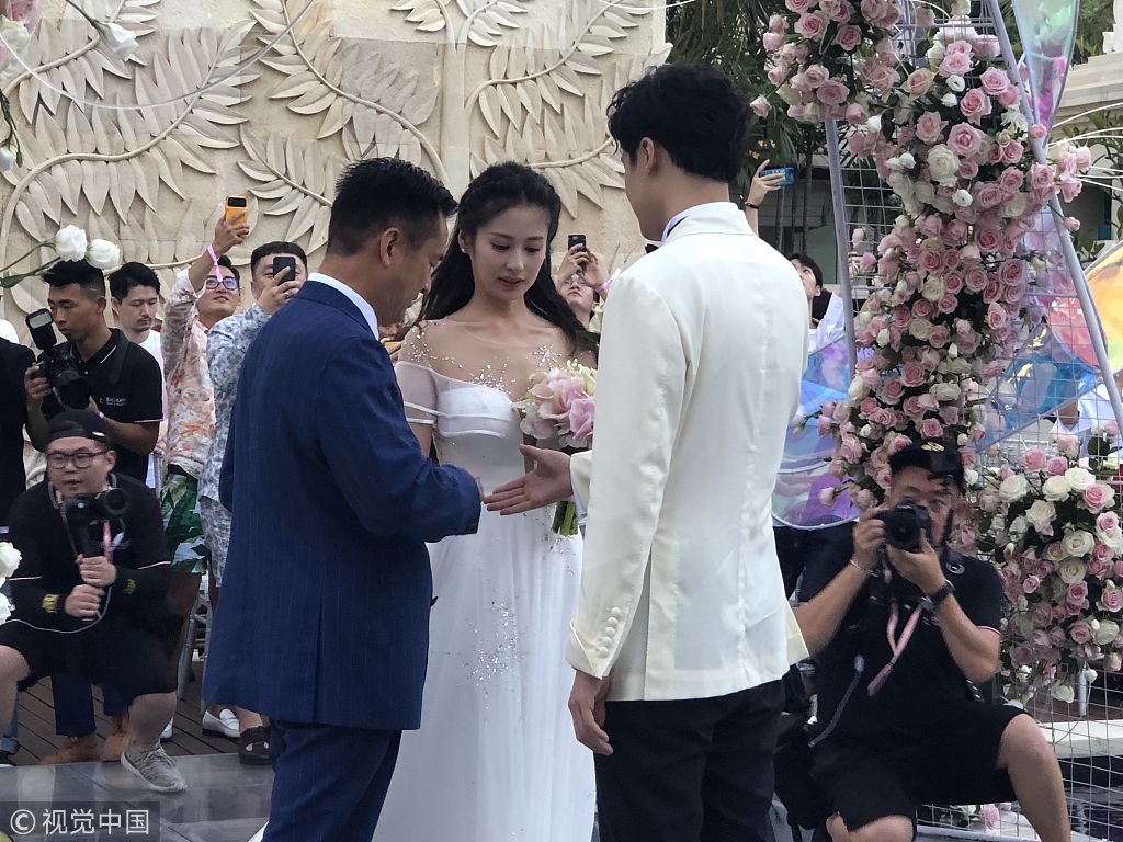 细节感人颖儿获父亲挽手登上婚礼殿堂付辛博深情等待新娘