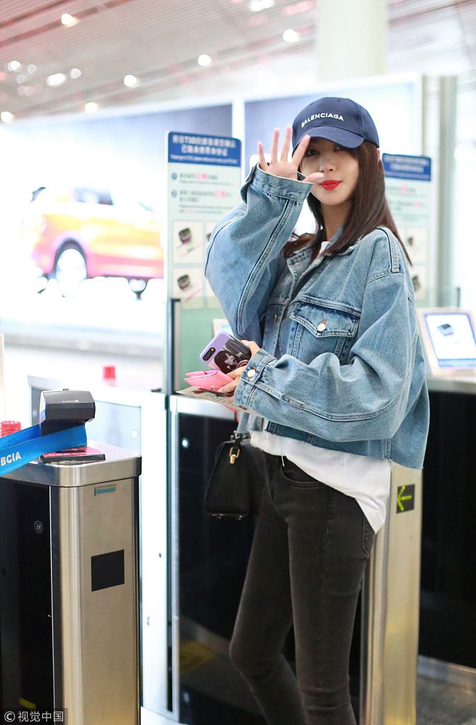李菲儿机场街拍.李菲儿变活力少女.李菲儿牛仔衣个性.
