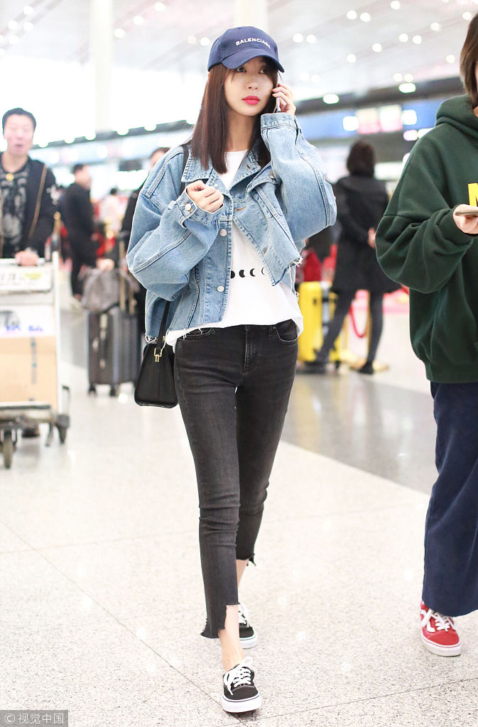 李菲儿穿200块牛仔裤变活力少女可爱挥手噘嘴卖萌心情超嗨