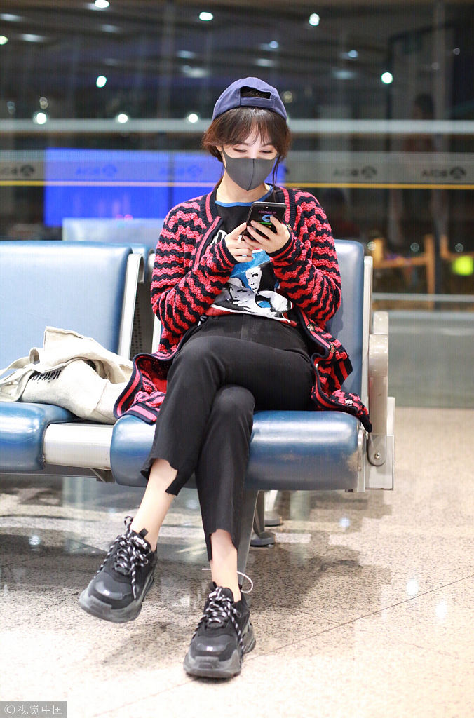 你以为是买菜包却是限量版李菲儿深夜机场头发微乱仍少女