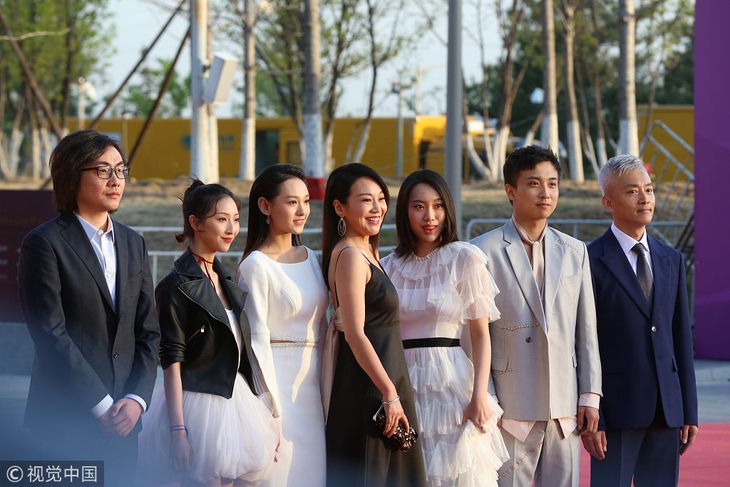 47岁闫妮逆生长！ 携女儿邹元清同台亮相好似姐妹花